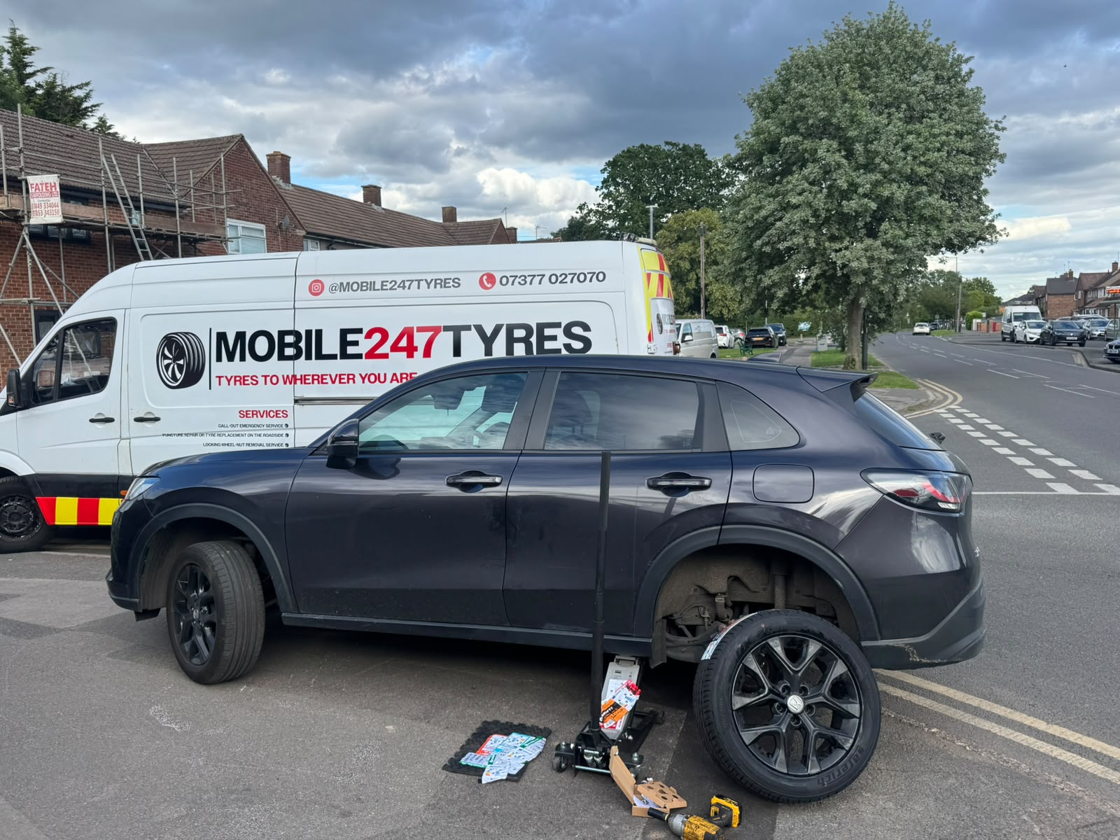 Mobile 247 Tyres fitting a new tyre to a Honda HR-V at the roadside